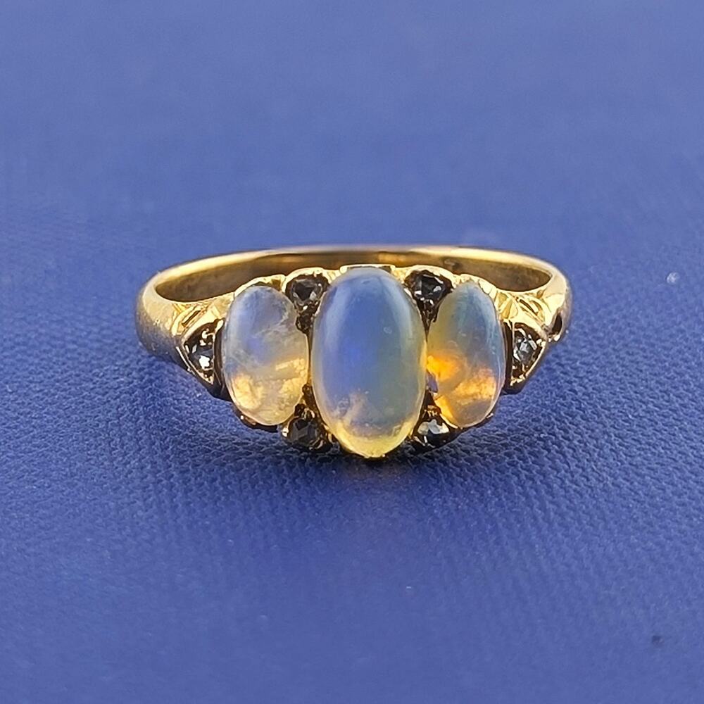 18kt 3-Stone Opal and Rose Cut Diamond Ring- 4.2g